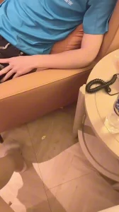 外卖小哥被长腿御姐勾引，送外卖到酒店结果被拿下，被内射真是舒服极了