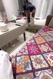 少妇含跳跳糖口交沙发飘窗前被后入猛操内射！